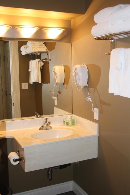 Lakeview Inns & Suites - Edson Airport West Room photo